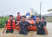 Personel Lanud Sutan Sjahrir Evakuasi Warga Dari Banjir Di Kelurahan Dadok Tunggul Hitam
