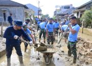 Hadir untuk Rakyat, Personel Lanud SUT Gotong Royong Pulihkan Kawasan Banda Gadang Pasca Banjir Bandang