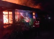 Api di Tepi Kanal, Damkar Padang Selamatkan Permukiman Padat Penduduk