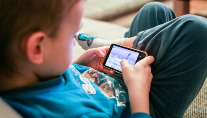 Tips Agar Anak Tidak Kecanduan Gadget