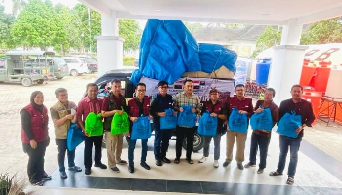 Penulis Muda Malaysia dan 7 NGO Salurkan Bantuan Korban Banjir di Sumbar