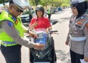 Bangun Budaya Tertib Berlalu Lintas, Polres Pessel Gelar Edukasi Melalui Brosur dan Teguran Langsung