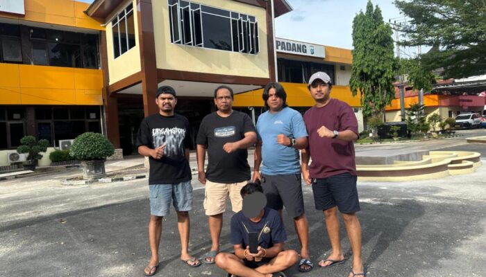 Pegawai Grande Ambil HP Pengunjung