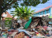 Satpol PP Padang Bongkar Bangunan Liar di Tepi Bandar Kali