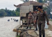 Satpol PP Padang Selamatkan Bocah Hanyut