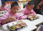 Siswa di Padang Jemput MBG ke Sekolah Selama Ramadan