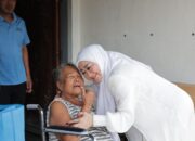 Lisda Hendrajoni Serahkan Kursi Roda dan Rumah Sejahtera untuk Warga Pesisir Selatan