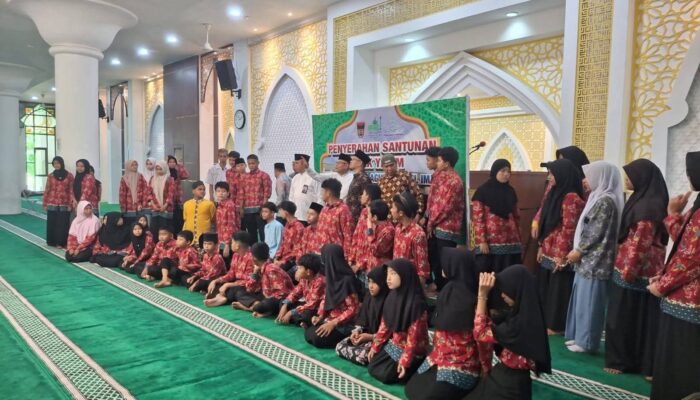 52 Anak Yatim dan Piatu Terima Santunan dari Masjid Nurul Iman