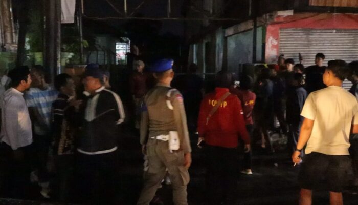 Golden Kafe di Kepung Warga