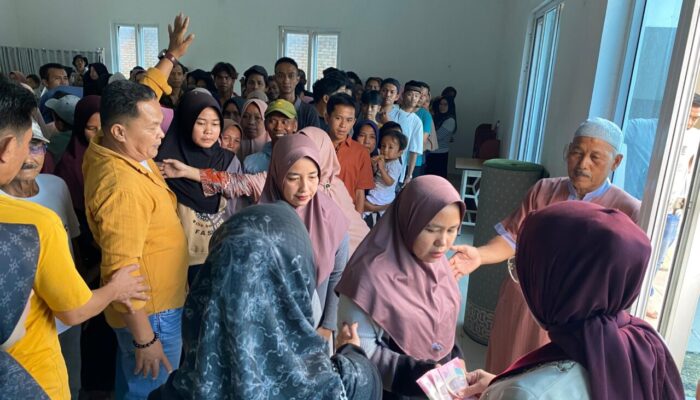 Zakat Bundo Emiko di Singkarak, Berbagi Kebahagian bersama Ribuan Warga