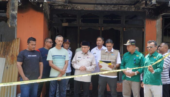 Maigus Nasir Serahkan Bantuan Rp15 Juta untuk Korban Kebakaran