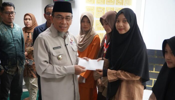 Pemko Padang Salurkan Santunan untuk 112 Anak Yatim dan Piatu di Balai Kota