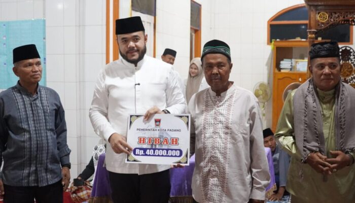 Fadly Amran Serahkan Hibah Rp40 Juta untuk Pembangunan Masjid Nurul Istiqamah Timbalun