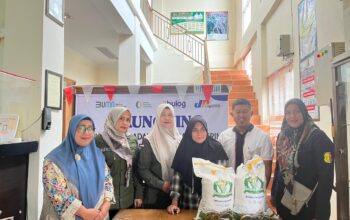 Bantuan Pangan Serentak, 166 Warga Terima Beras dan Minyak Goreng dari Bulog Solok