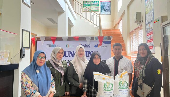 Bantuan Pangan Serentak, 166 Warga Terima Beras dan Minyak Goreng dari Bulog Solok