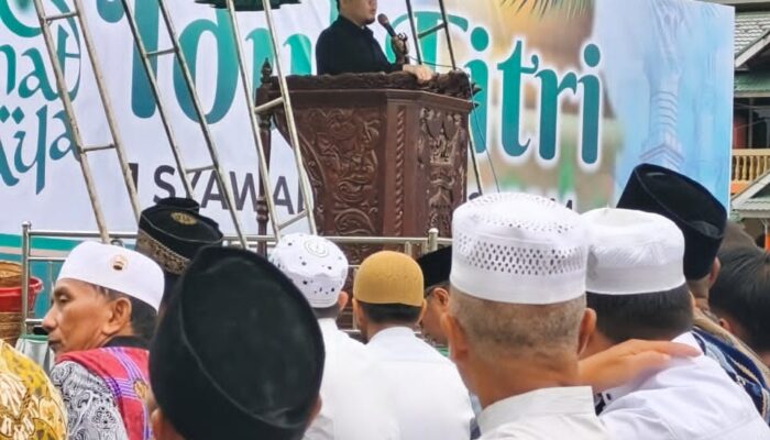 Langit Mendung, Hati Terang: Ribuan Warga Padati Lapangan Merdeka Solok untuk Salat Idulfitri