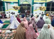 Bupati Pasaman Shalat Tarawih di Mushalla Ar Rahman, Ajak Warga Kelola Sampah dengan Baik