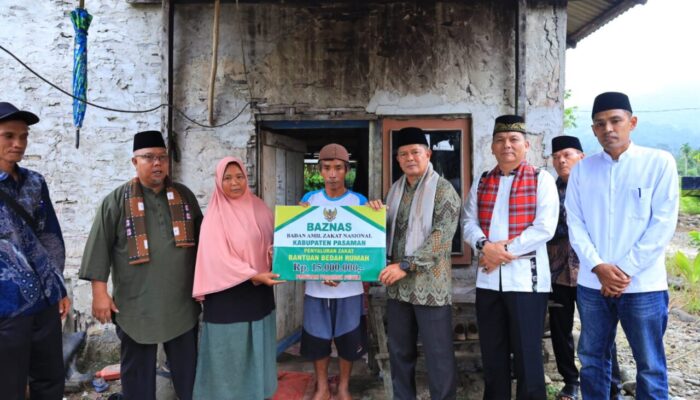 Safari Ramadan Khusus I, Bupati Welly Tinjau Jembatan dan Serahkan Bantuan di Salareh Aia