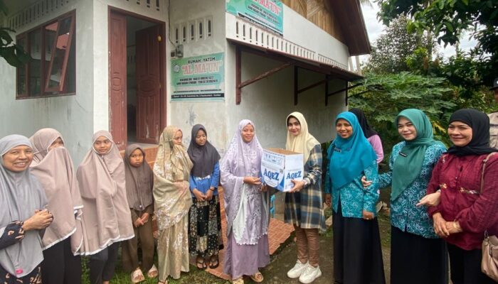 ASN dan PKK Payakumbuh Selatan Berbagi Takjil untuk Pengendara