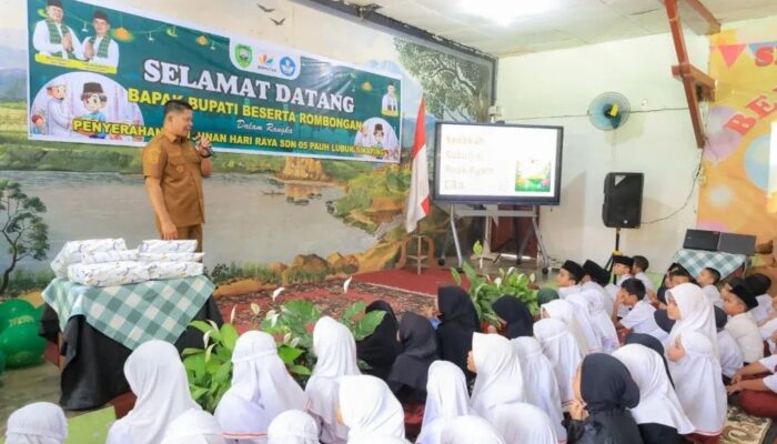 Sedekah Subuh Berbuah Berkah, SDN 05 Pauh Salurkan Santunan Lebaran untuk Murid dan Warga Kurang Mampu