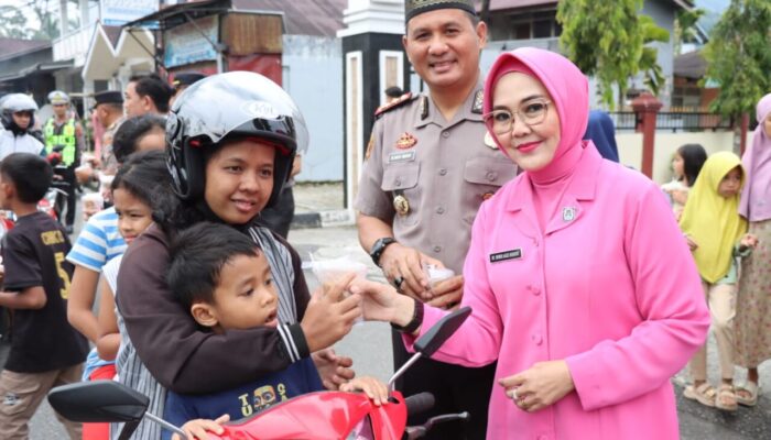 Ramadan Penuh Kepedulian, Polres Pasaman dan Bhayangkari Turun ke Jalan Bagikan Takjil untuk Pengendara