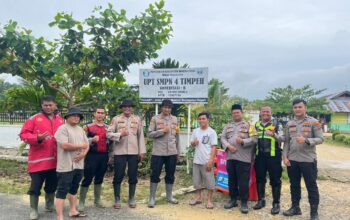 Hujan Seharian Rendam Permukiman, Kapolres Dharmasraya Turun Langsung Bawa Perahu Karet