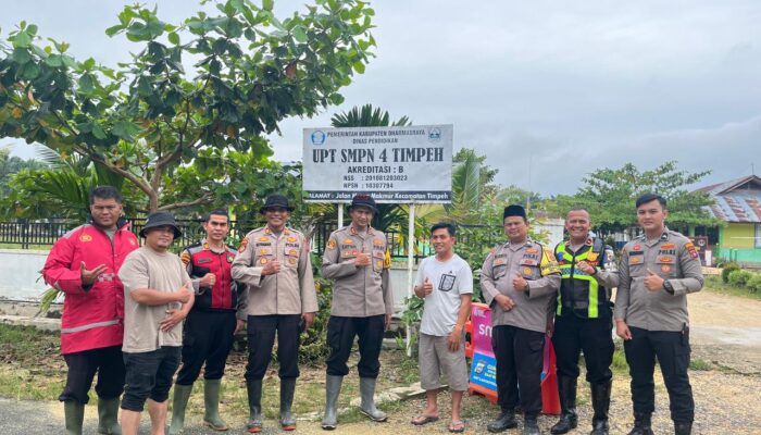 Hujan Seharian Rendam Permukiman, Kapolres Dharmasraya Turun Langsung Bawa Perahu Karet