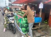 Hujan Pengaruhi Penjualan Semangka di Padang Panjang