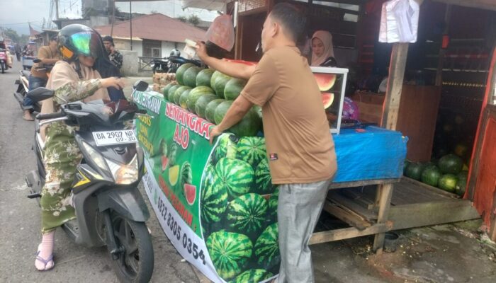 Hujan Pengaruhi Penjualan Semangka di Padang Panjang