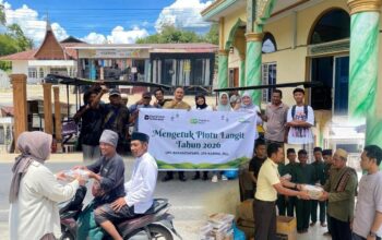 Berbagi Makanan Siap Santap, Pegadaian Kanwil II Pekanbaru Kembali Gelar Kegiatan “Mengetuk Pintu Langit”