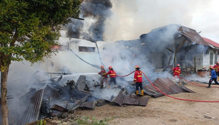 Gudang Kantor DLH Padang Terbakar