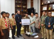 Anak-Anak Sekolah Terdampak Bencana di Padang Terima Sepatu dan Kaos Kaki