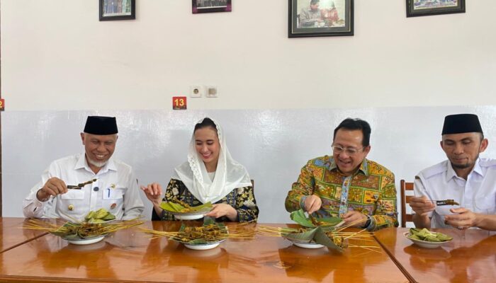 Kunjungi Padang Panjang, Mentri Pariwisata Nikmati Lezatnya Sate Mak Syukur