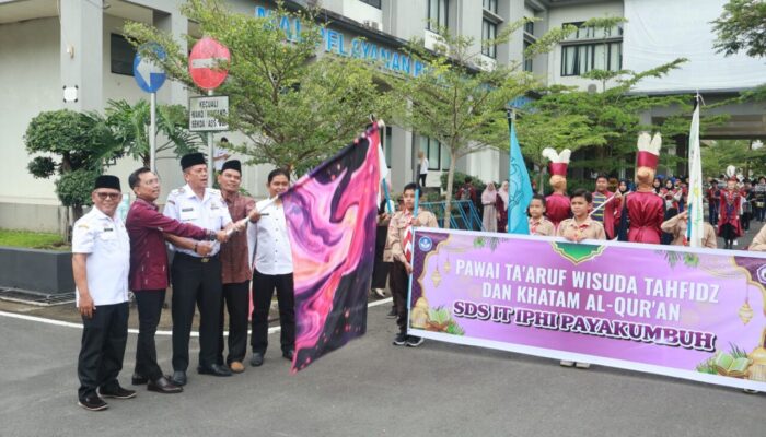 Pawai Ta’aruf SDIT IPHI Semarak, 131 Siswa Ikuti Wisuda Tahfiz dan Khatam Al-Qur’an