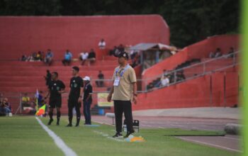 Beri Instruksi di Pinggir Lapangan, Delfi Adri Kah Calon Pelatih Semen Padang FC di Liga 2?