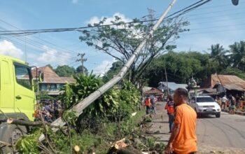 Empat Orang Meninggal, Truk Rem Blong Hantam Empat Kendaraan di Padang Besi