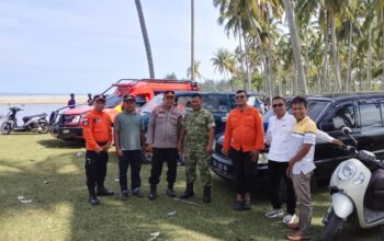 Pencarian Hari Kedua Bocah Terseret Arus di Muara Buayo Putiah Masih Nihil, Tim SAR Sisir Pantai dengan Perahu Karet