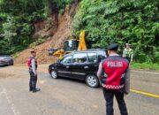 Polres Pasaman Monitor Longsor di Lurah Barangin, Pastikan Arus Lalu Lintas Kembali Normal