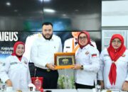 IKM Serahkan 200 Paket Bantuan untuk Warga Huntara