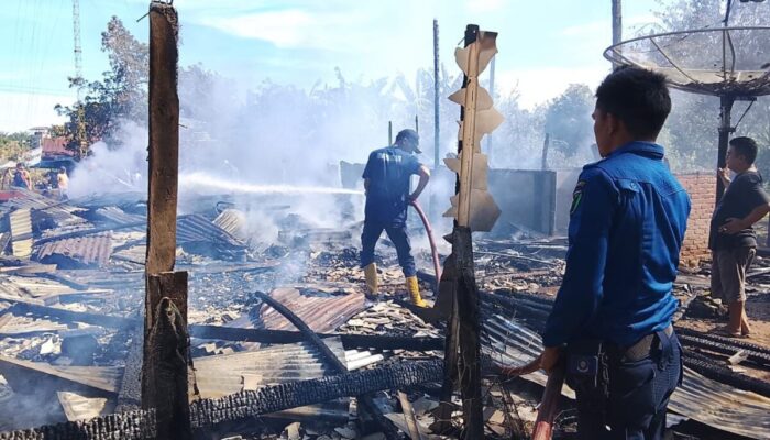 4 Rumah Kontrakan di Lunang Ludes Terbakar, Damkar Pessel dan Muko-Muko Berjibaku Jinakkan Api