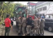Satpol PP Padang Tertibkan Lapak PKL di Padang Barat
