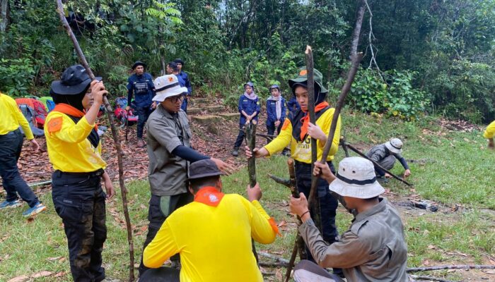 Belasan Siswa SMAN 1 Padang Ikuti Pendidikan Dasar Galapagos di Hutan Biologi Unand