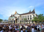 Ribuan Warga Padati Halaman Kantor Bupati Pasaman, Welly Ajak Perkuat Kebersamaan di Idul Adha