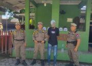 Membahayakan Pengguna Jalan Satpol PP Padang Amankan Pak Ogah di Kawasan UNP