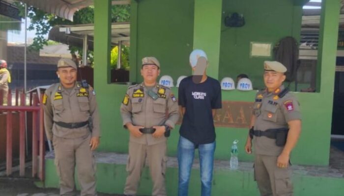 Membahayakan Pengguna Jalan Satpol PP Padang Amankan Pak Ogah di Kawasan UNP