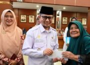 Pemko Bukittinggi Salurkan Bantuan Sembako dan PKH