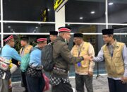 Mendarat Dini Hari, Kepulangan Jemaah Kloter 6 Debarkasi Padang Diiringi Hujan
