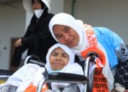 Bakti di Tanah Suci: Kisah Petani Solok Tulus Layani Jemaah Lansia Layaknya Ibu Sendiri