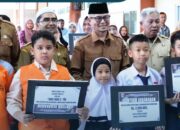 Wawako Serahkan Bantuan Dunia Pendidikan Bukittinggi