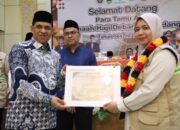 Jemaah Akui Layanan Meningkat, Petugas Kloter Debarkasi Padang Diganjar Penghargaan